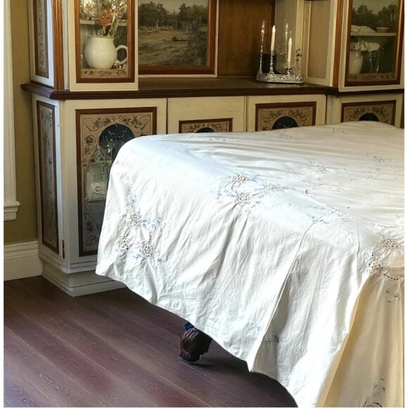 Embroidered Tablecloth With Blue Floral Cutwork Crocheted Inserts Vintage - Picture 11 of 11